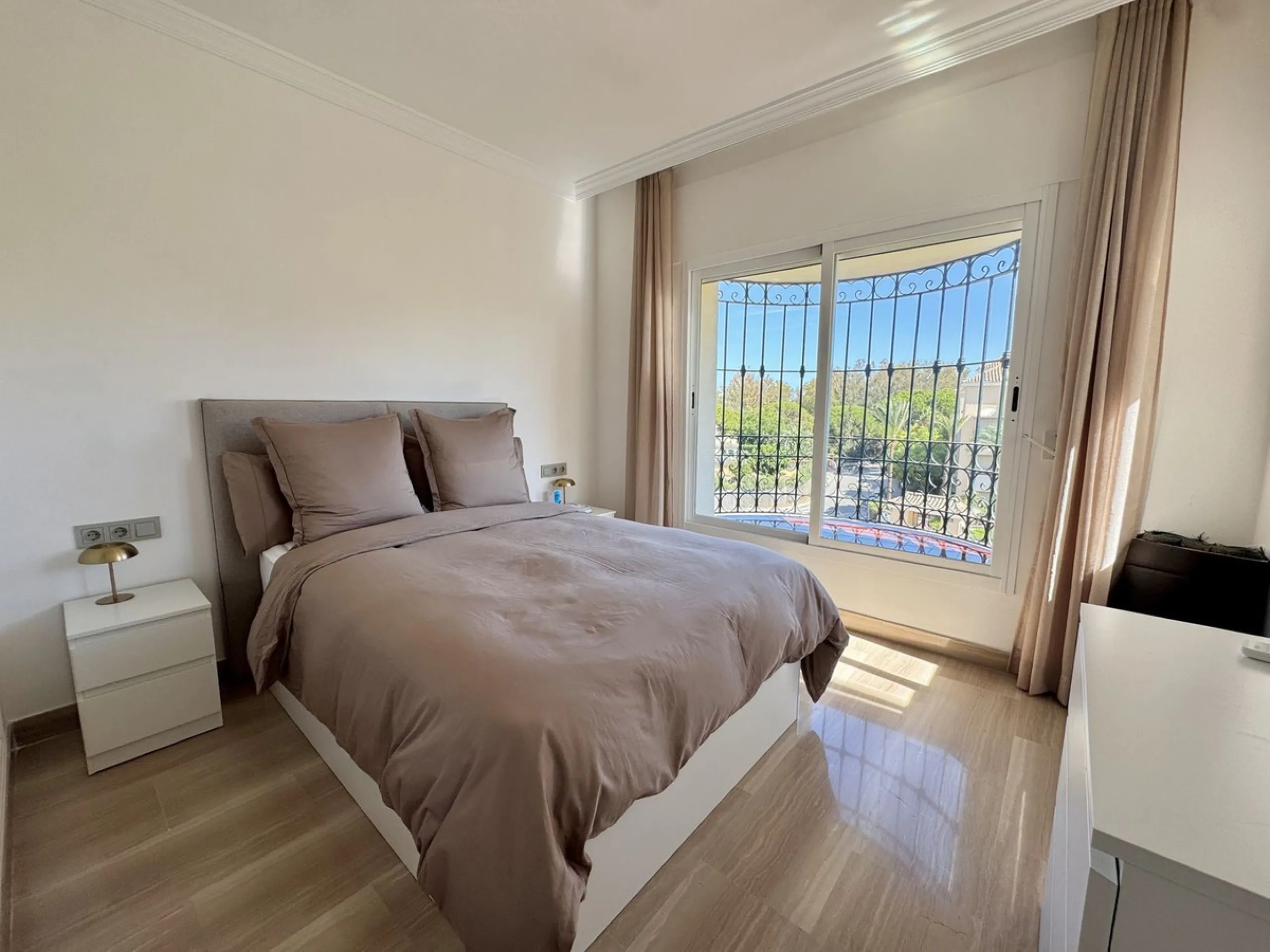 Stunning Three-Bedroom Apartment in Hacienda Playa, Elviria..