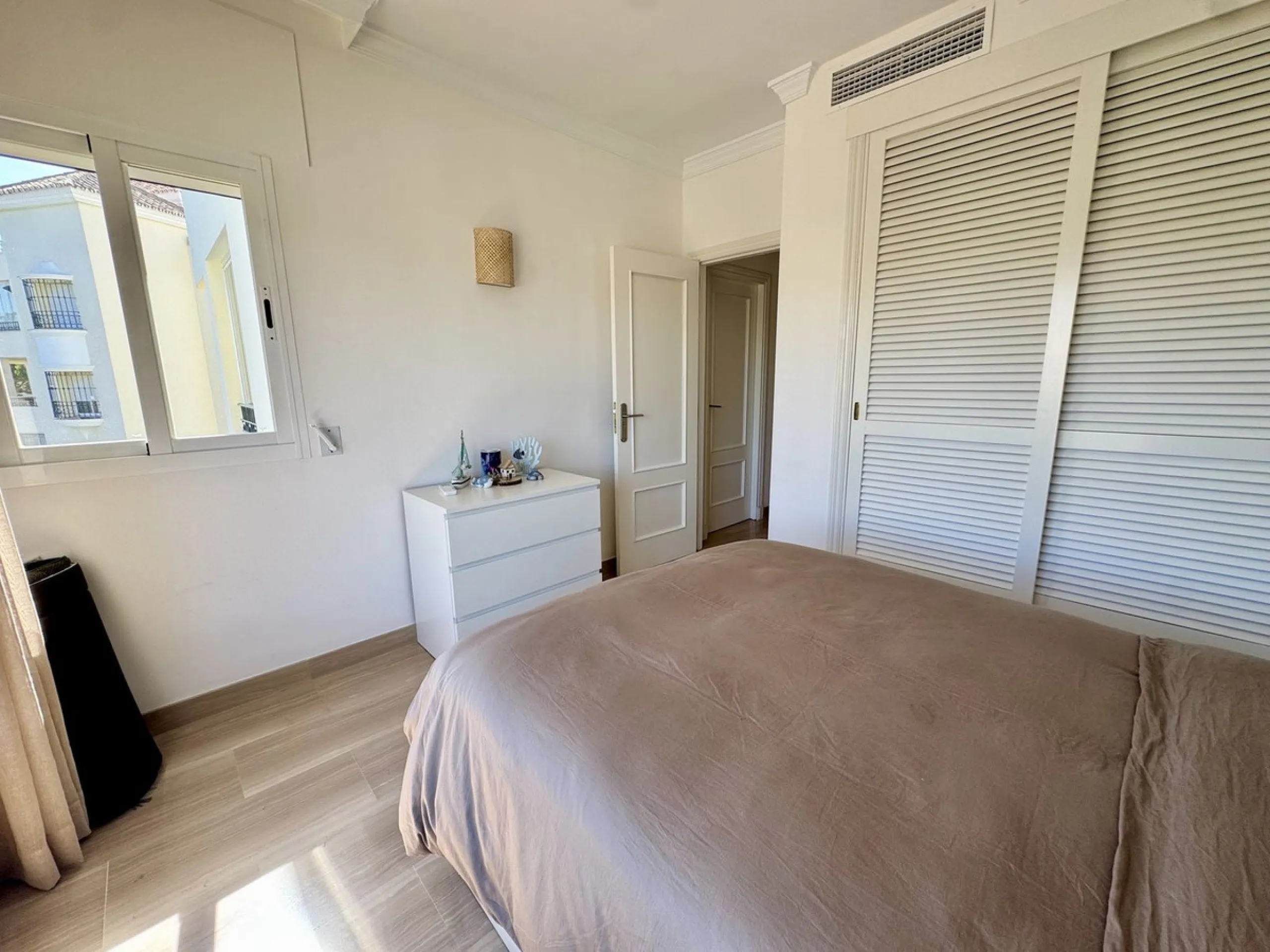 Stunning Three-Bedroom Apartment in Hacienda Playa, Elviria..
