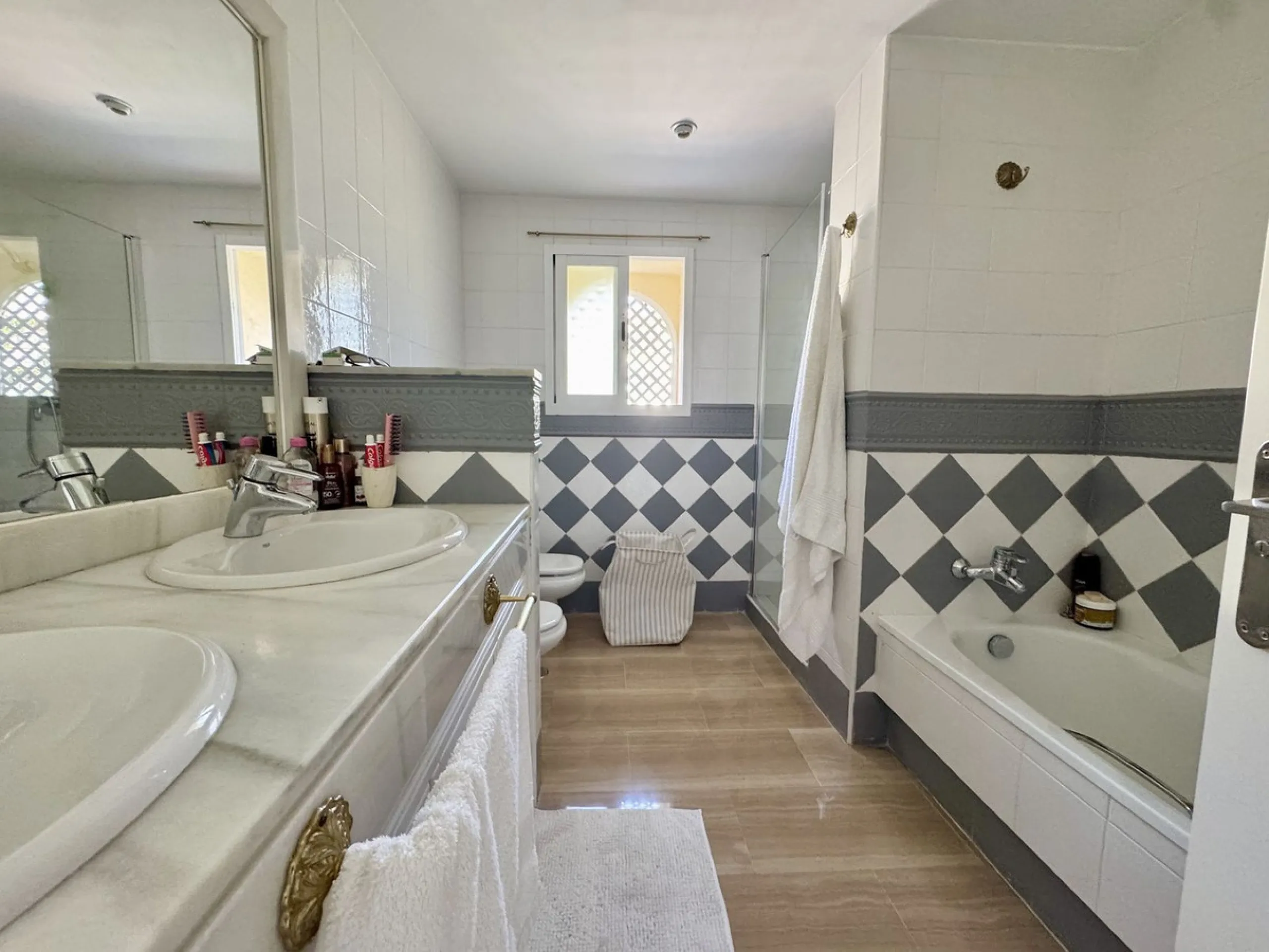 Stunning Three-Bedroom Apartment in Hacienda Playa, Elviria..