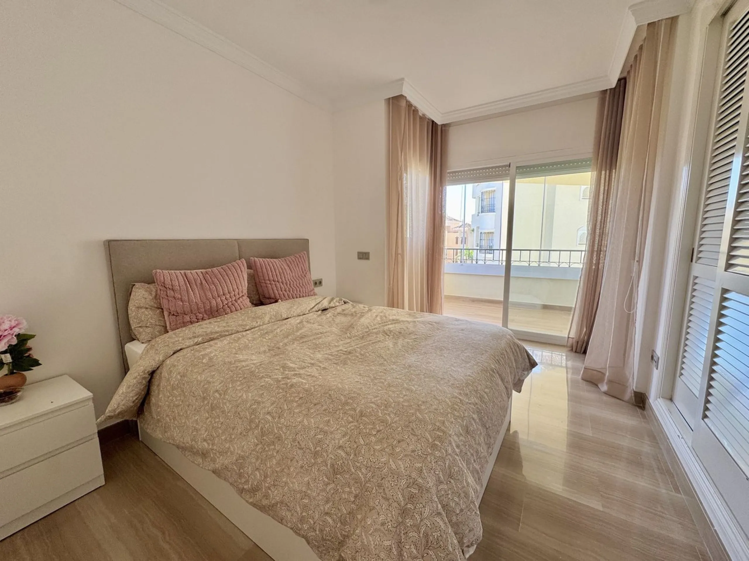 Stunning Three-Bedroom Apartment in Hacienda Playa, Elviria..