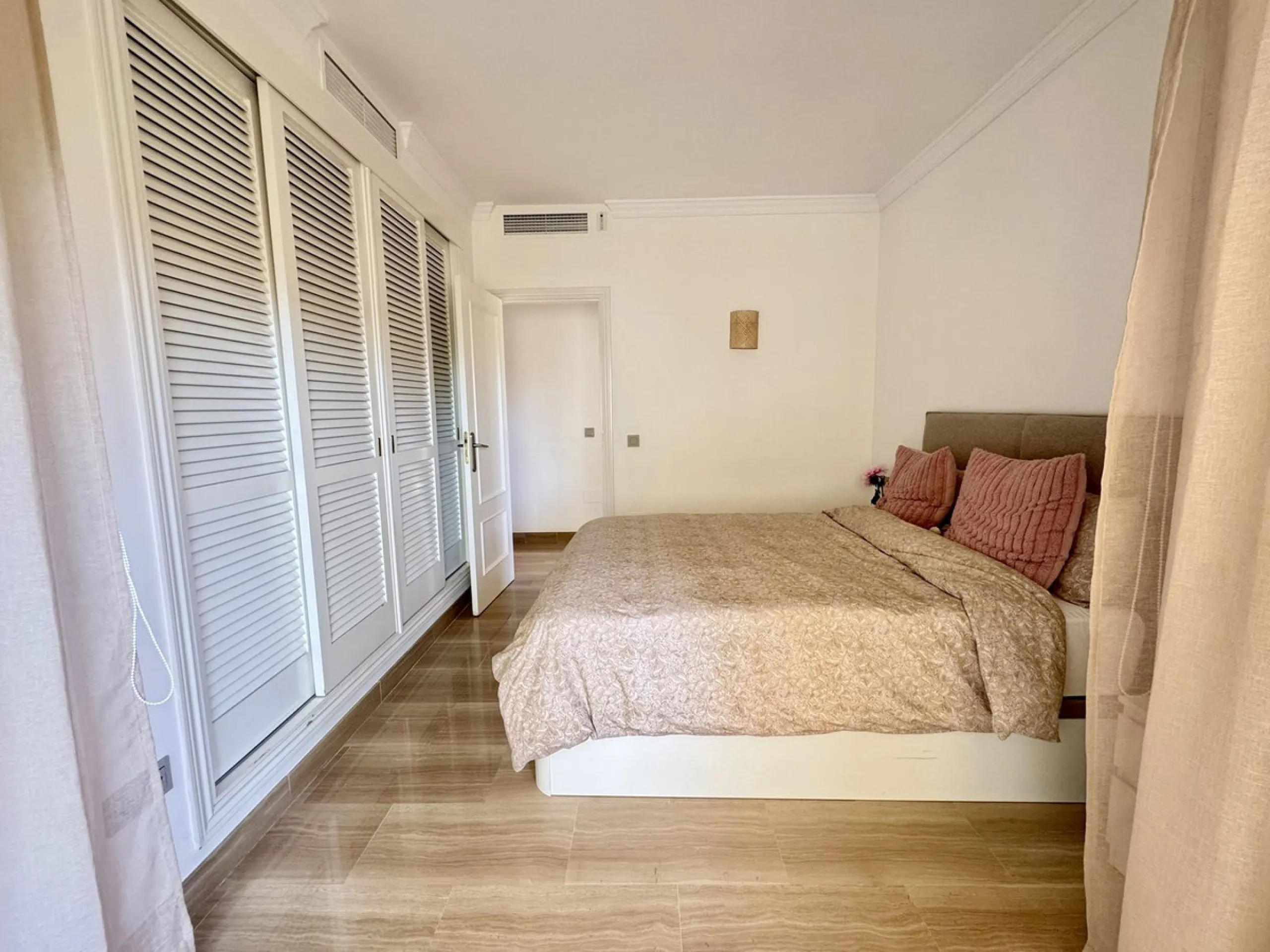 Stunning Three-Bedroom Apartment in Hacienda Playa, Elviria..