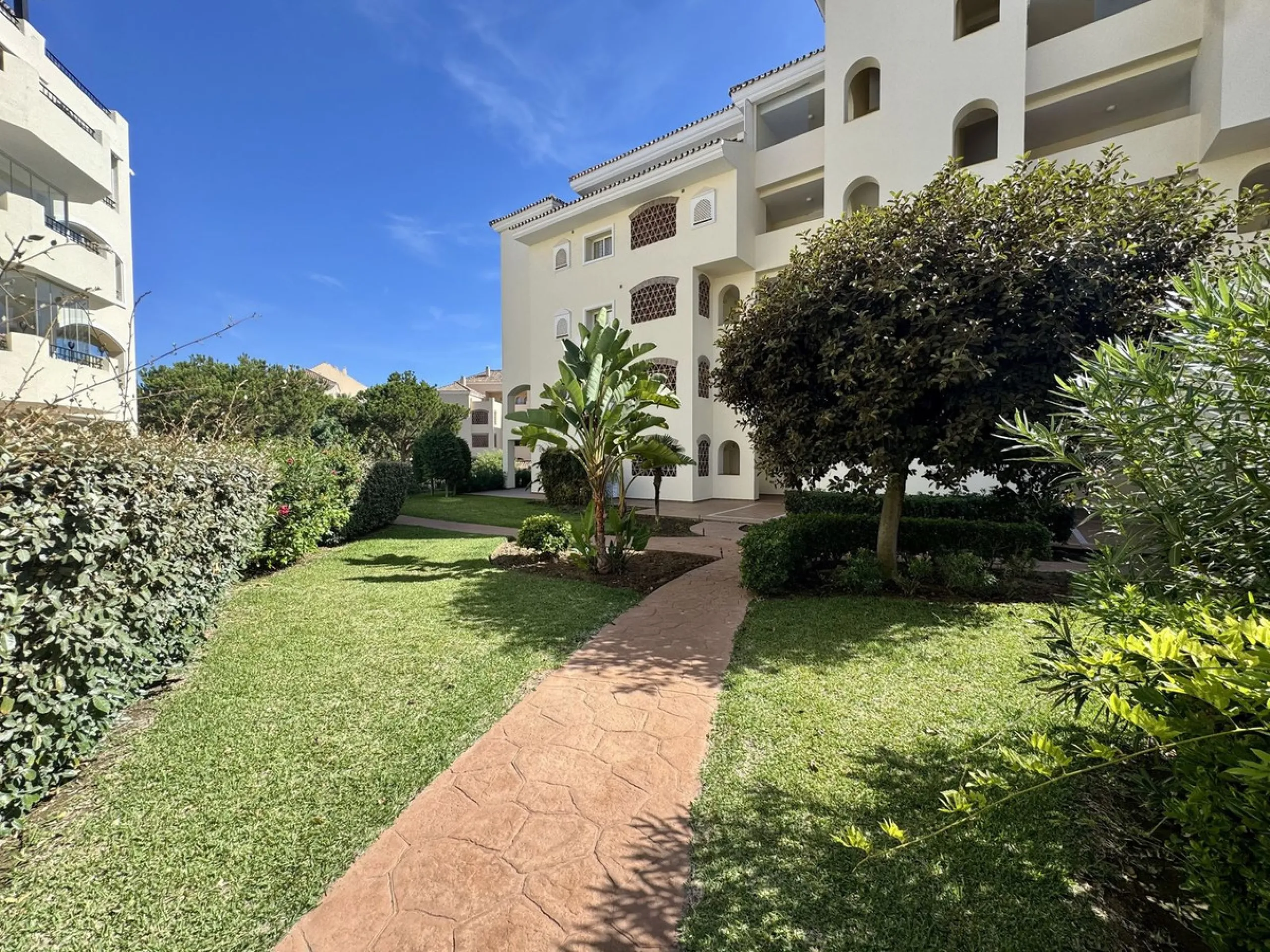 Stunning Three-Bedroom Apartment in Hacienda Playa, Elviria..