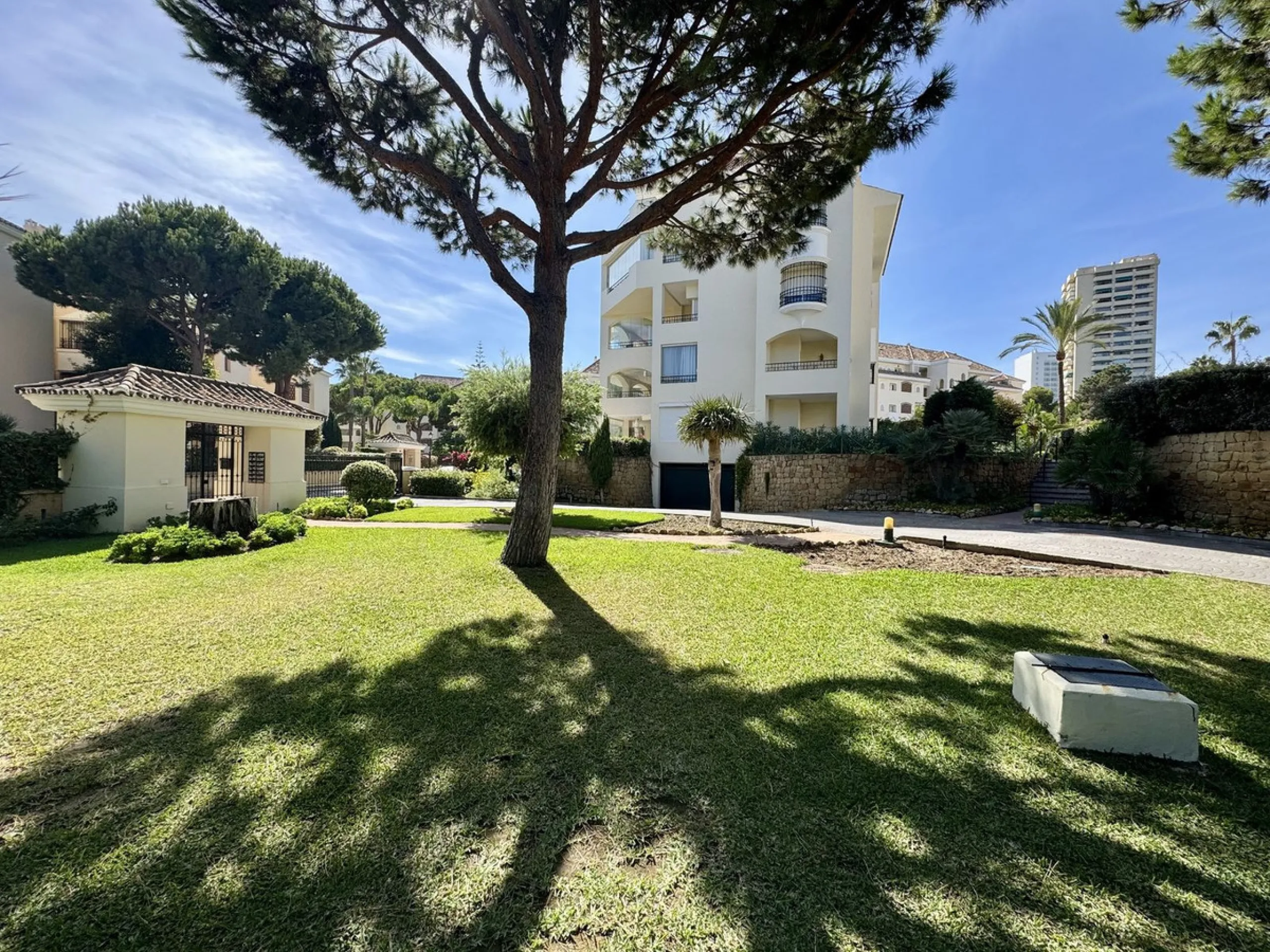Stunning Three-Bedroom Apartment in Hacienda Playa, Elviria..