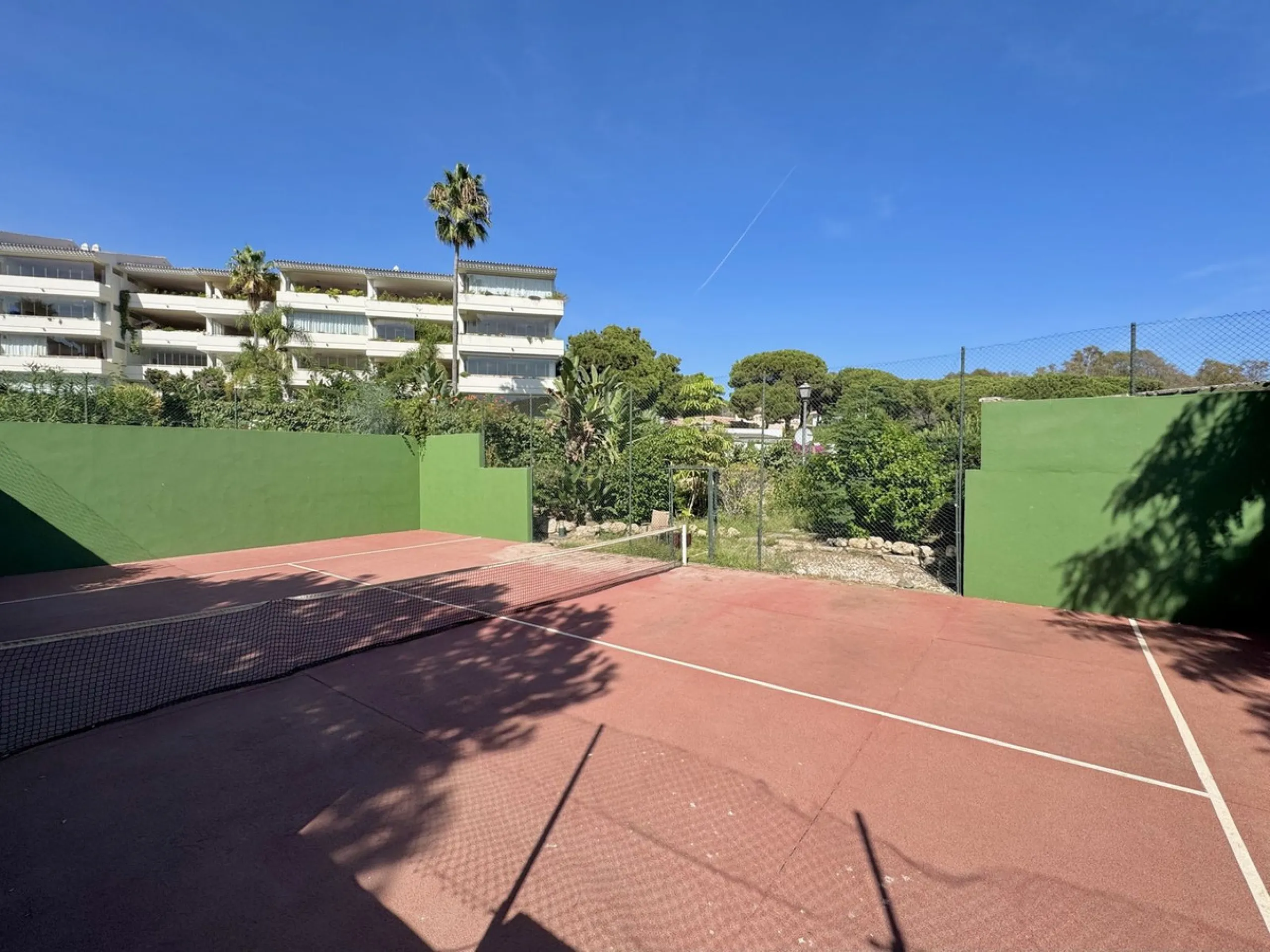 Stunning Three-Bedroom Apartment in Hacienda Playa, Elviria..