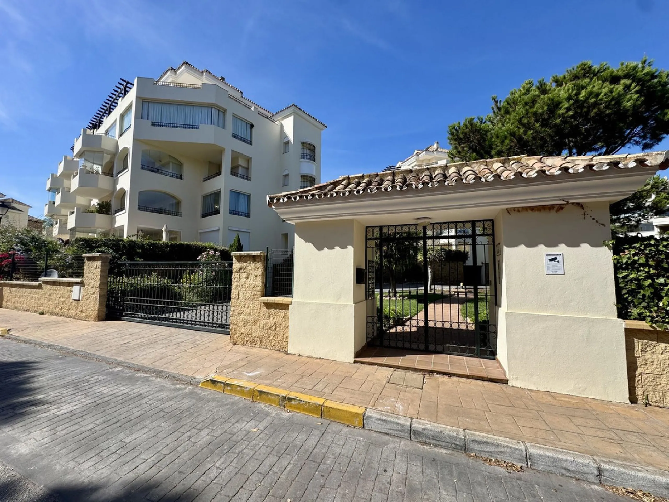 Stunning Three-Bedroom Apartment in Hacienda Playa, Elviria..