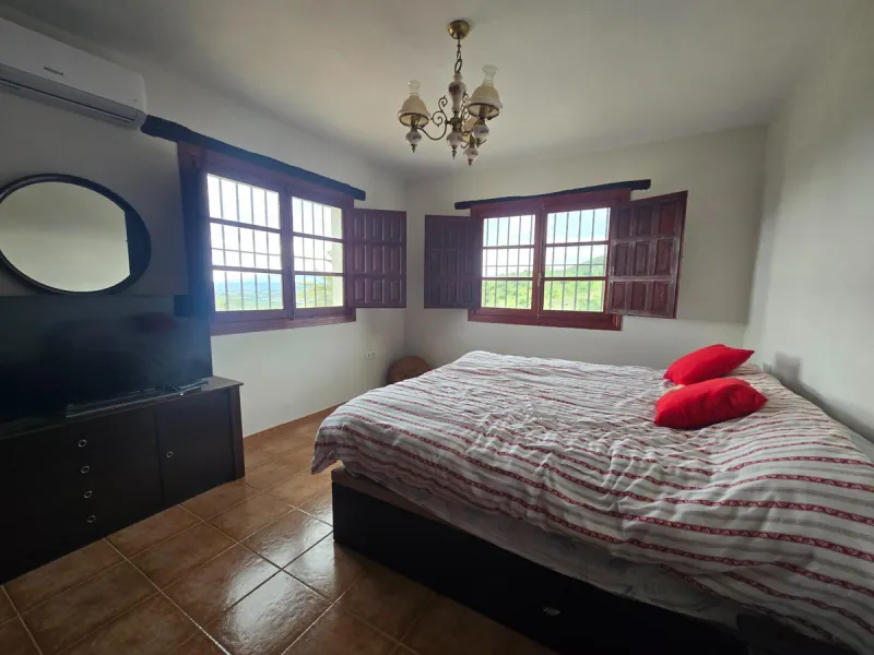 House - Finca - Cortijo в продаже в Cártama, Málaga. В доме 5 спален и 1 ванных комнат. Площадь дома 253 м². Площадь участка 8000 м²