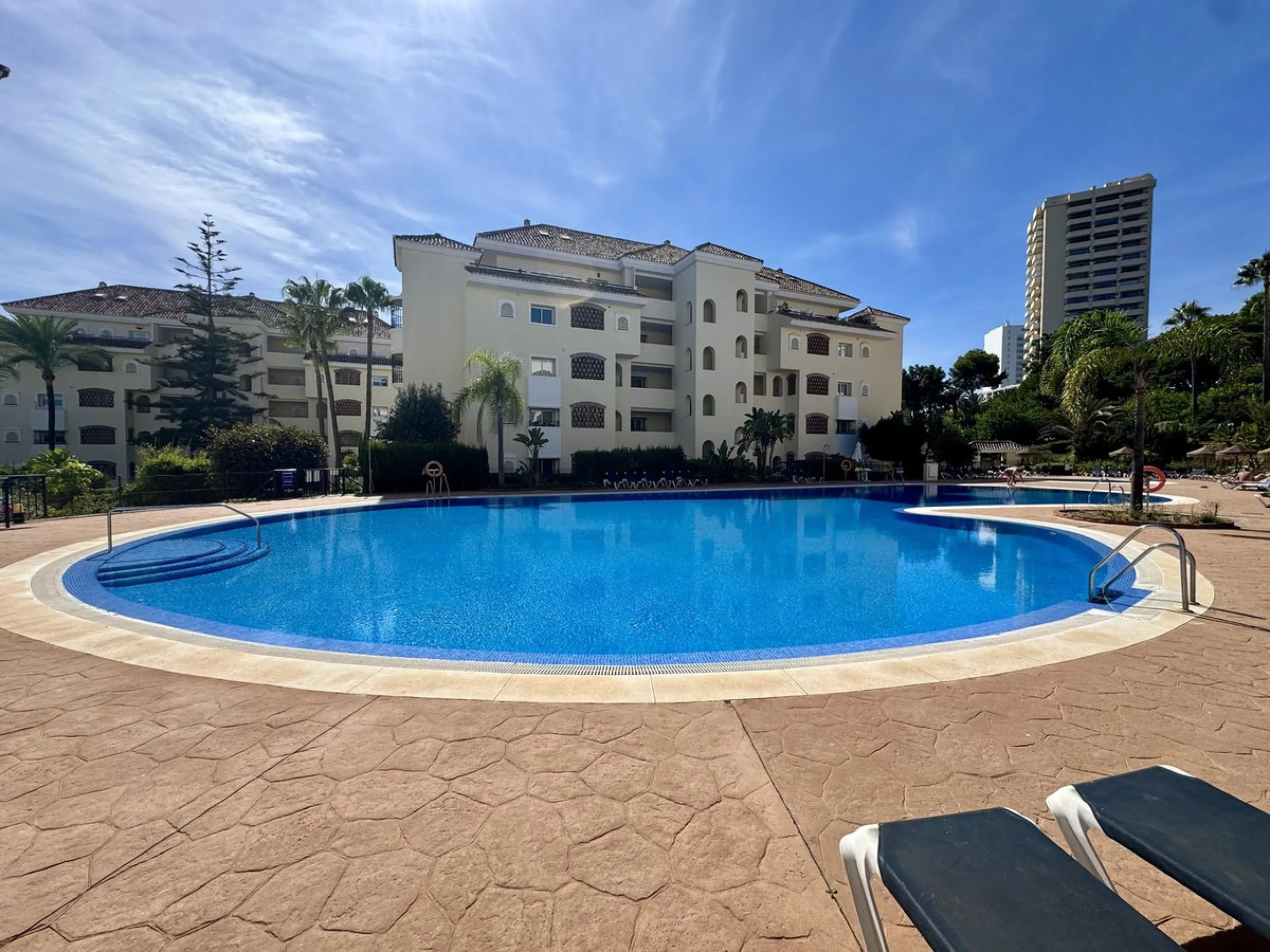 Stunning Three-Bedroom Apartment in Hacienda Playa, Elviria..