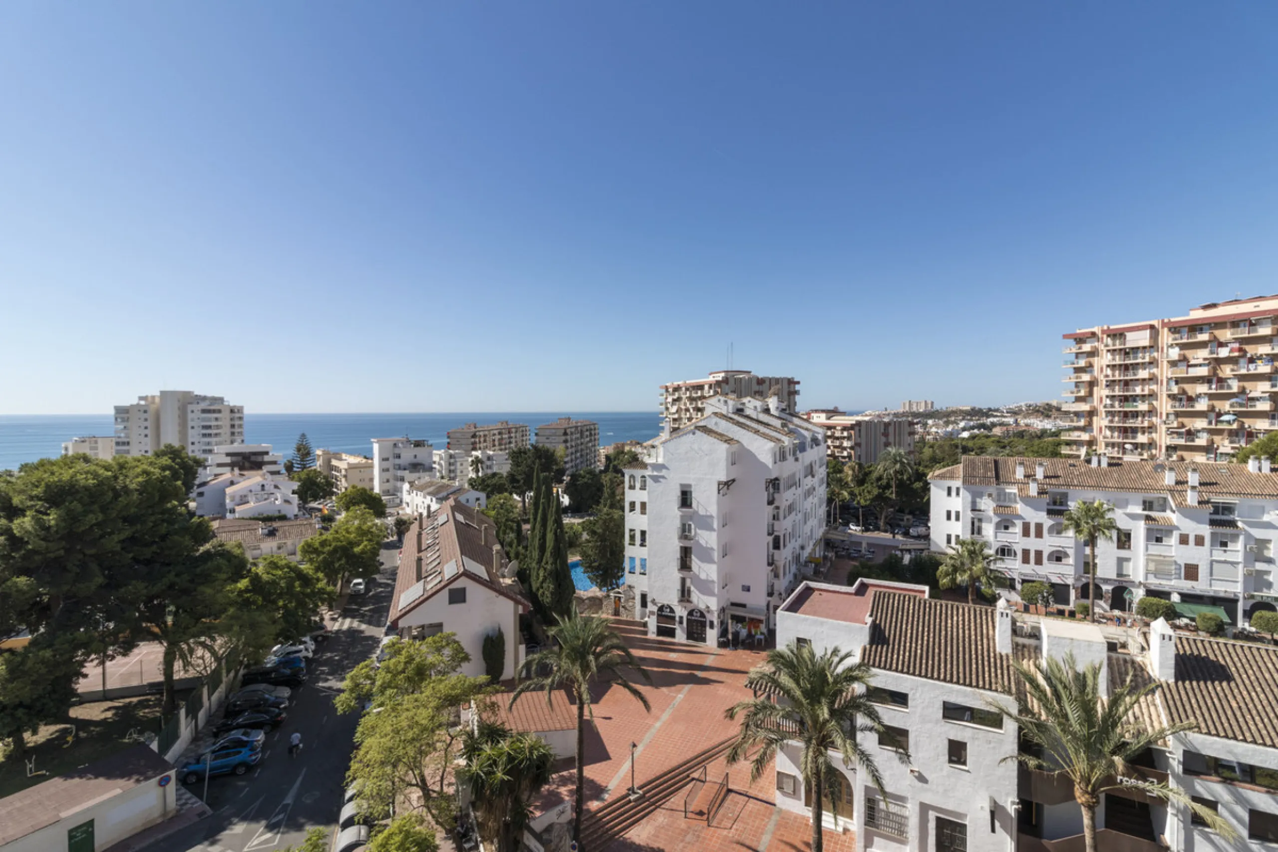 Wonderful apartment for sale, with an excellent location, sea views, surrounded by amenities, and just a few minutes' walk from the beach.