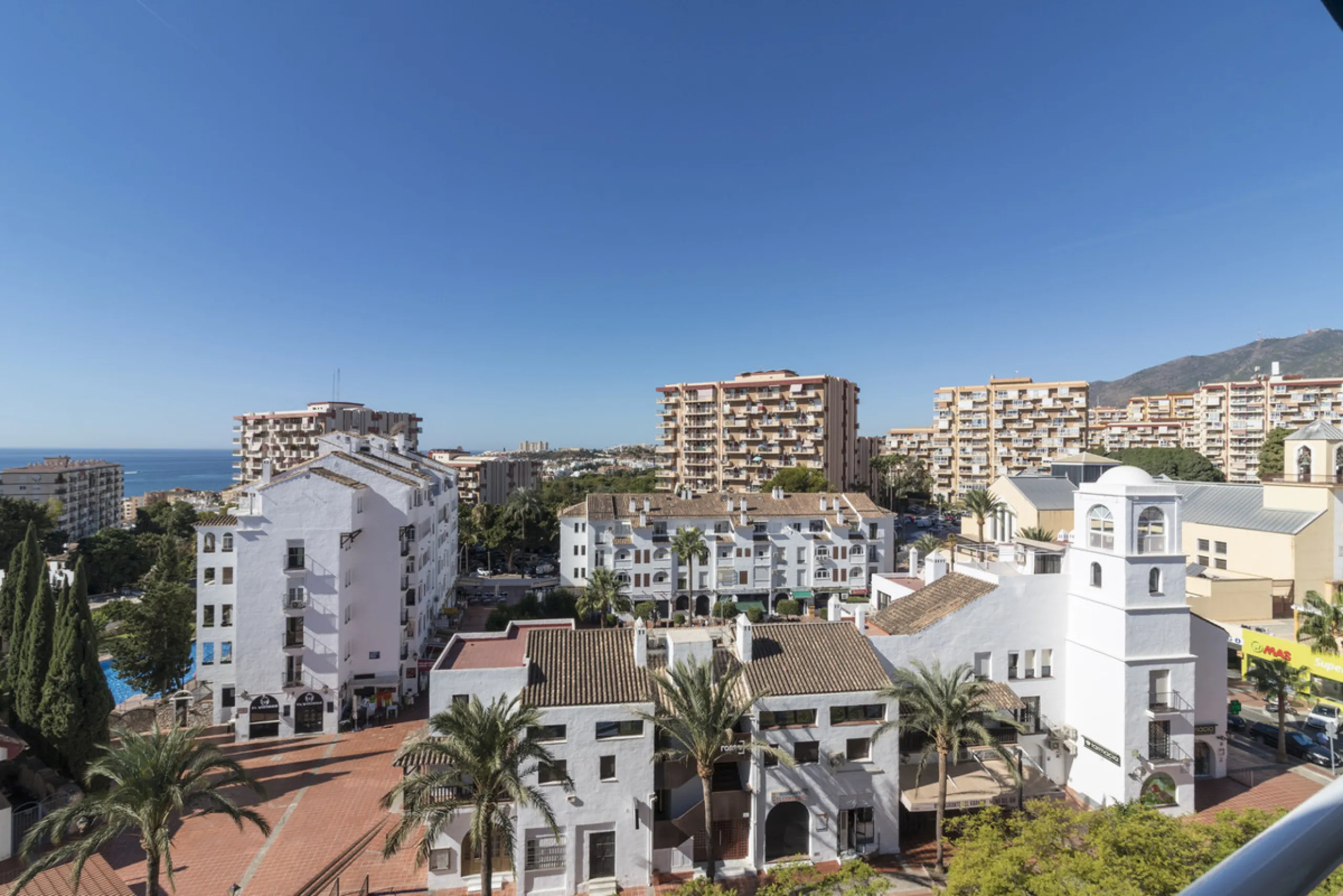 Wonderful apartment for sale, with an excellent location, sea views, surrounded by amenities, and just a few minutes' walk from the beach.