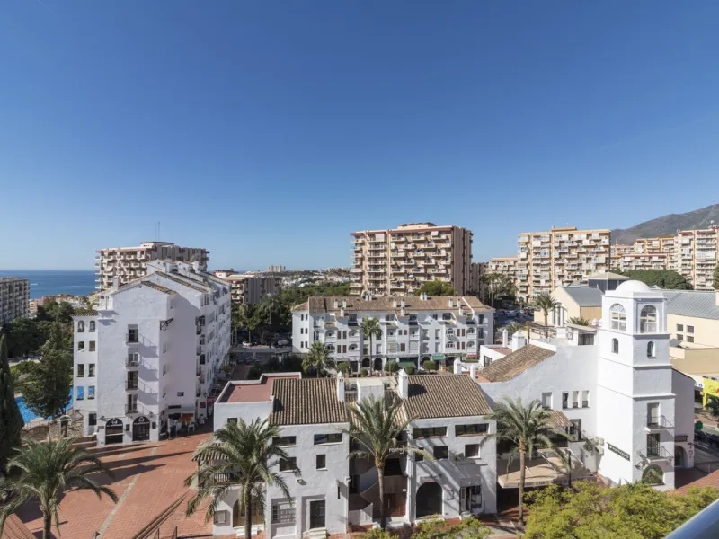 Wonderful apartment for sale, with an excellent location, sea views, surrounded by amenities, and just a few minutes' walk from the beach.