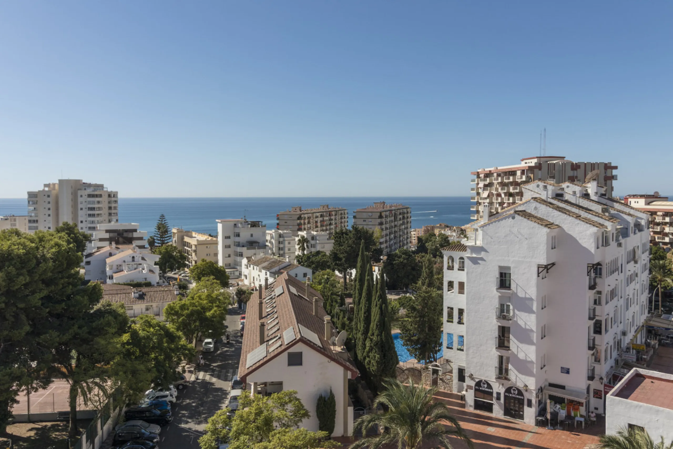 Wonderful apartment for sale, with an excellent location, sea views, surrounded by amenities, and just a few minutes' walk from the beach.