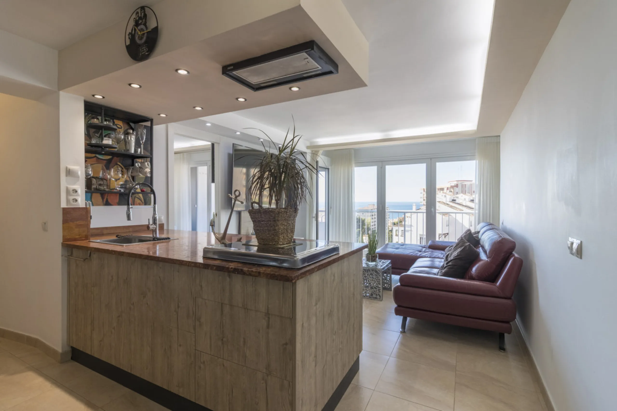 Wonderful apartment for sale, with an excellent location, sea views, surrounded by amenities, and just a few minutes' walk from the beach.