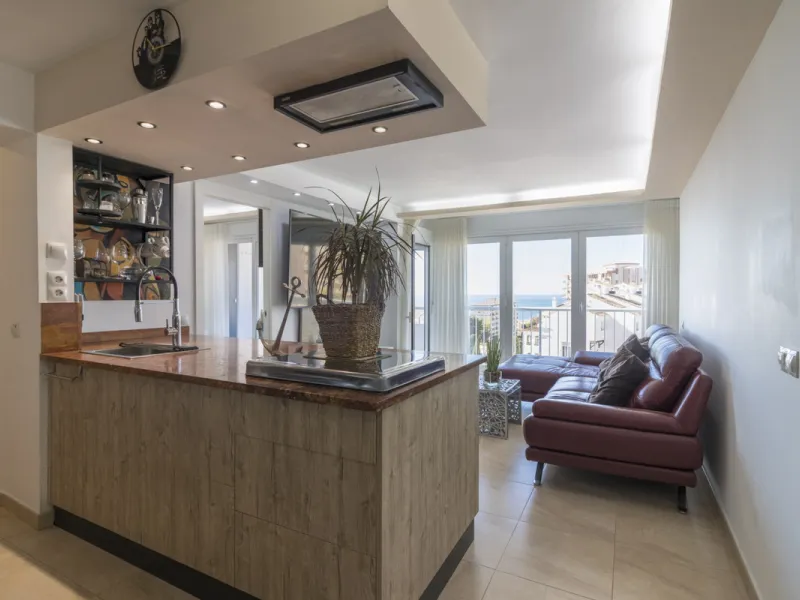 Wonderful apartment for sale, with an excellent location, sea views, surrounded by amenities, and just a few minutes' walk from the beach.