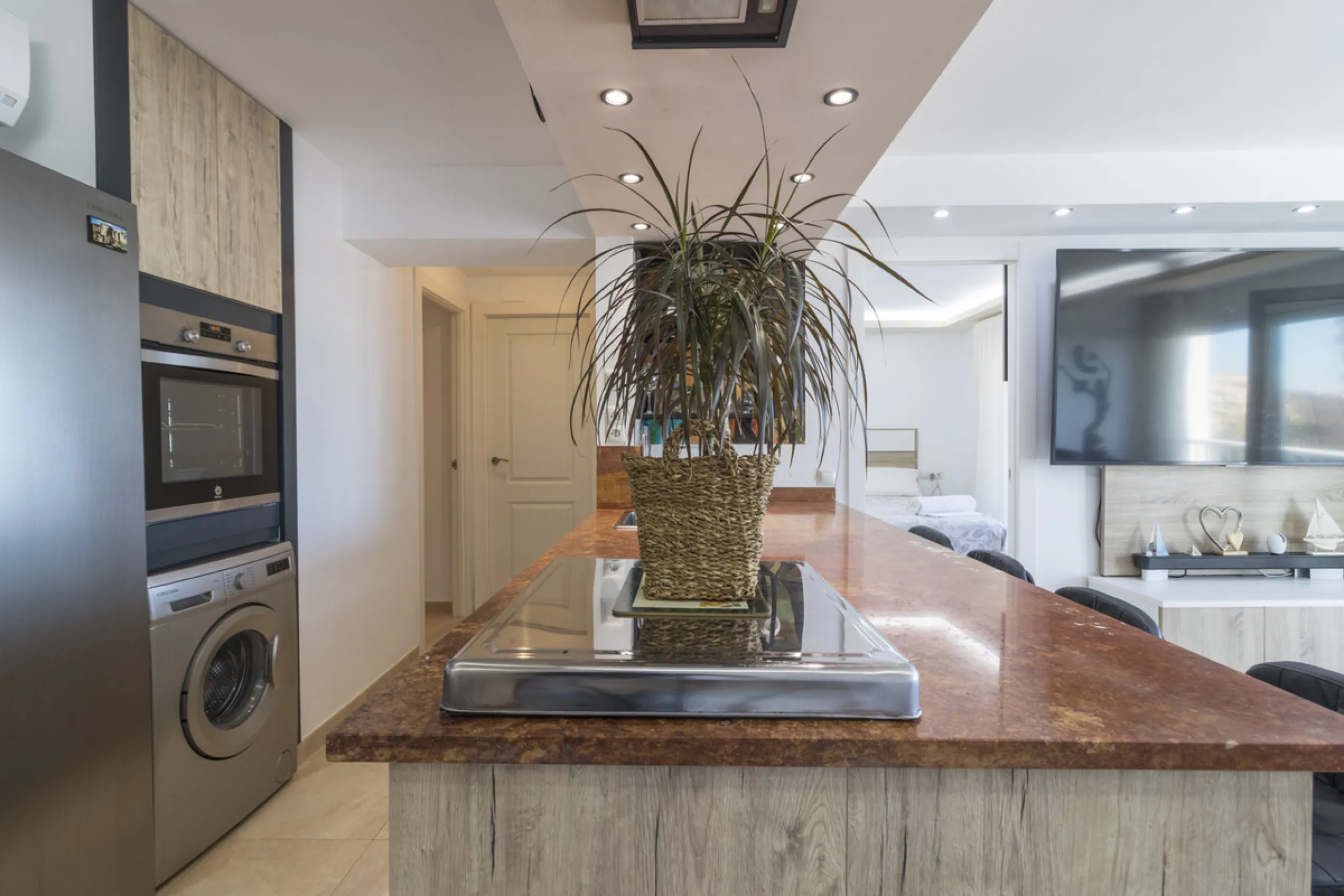 Wonderful apartment for sale, with an excellent location, sea views, surrounded by amenities, and just a few minutes' walk from the beach.