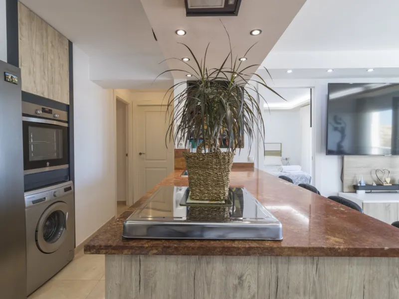 Wonderful apartment for sale, with an excellent location, sea views, surrounded by amenities, and just a few minutes' walk from the beach.