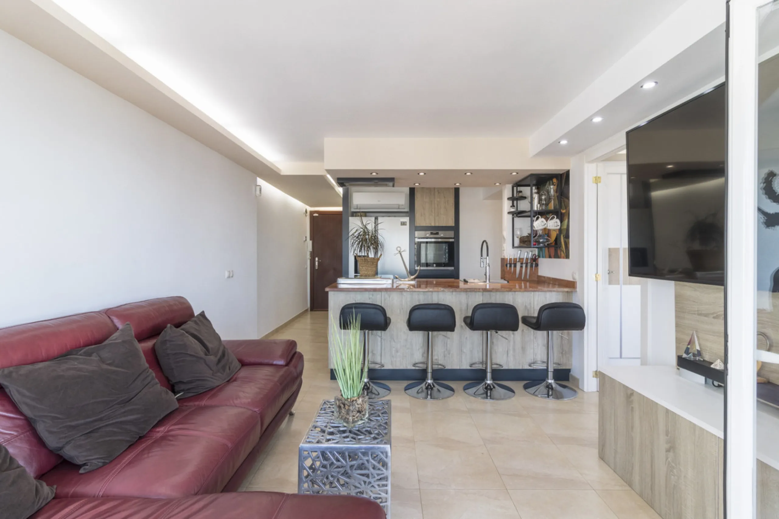 Wonderful apartment for sale, with an excellent location, sea views, surrounded by amenities, and just a few minutes' walk from the beach.
