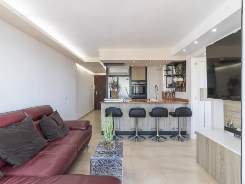 Wonderful apartment for sale, with an excellent location, sea views, surrounded by amenities, and just a few minutes' walk from the beach.