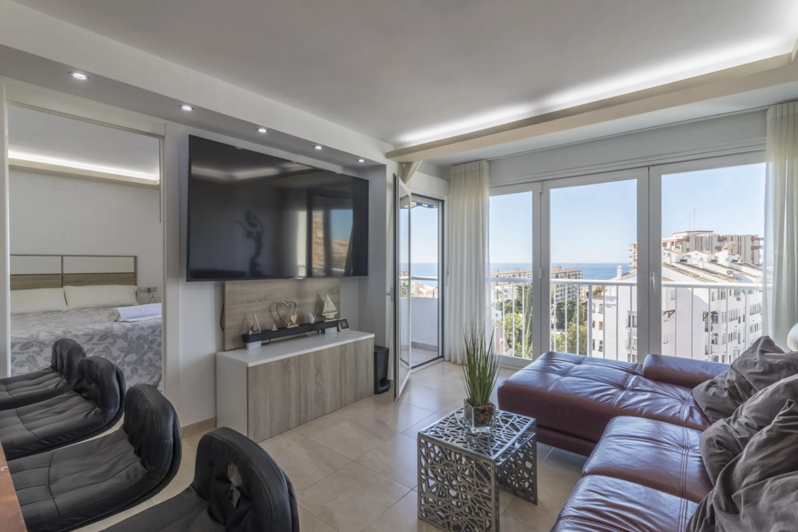 Wonderful apartment for sale, with an excellent location, sea views, surrounded by amenities, and just a few minutes' walk from the beach.