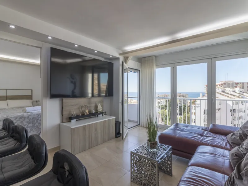 Wonderful apartment for sale, with an excellent location, sea views, surrounded by amenities, and just a few minutes' walk from the beach.