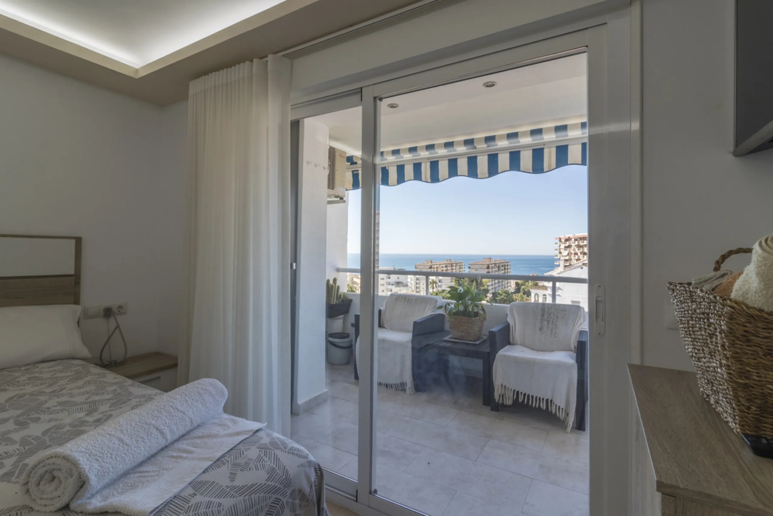 Wonderful apartment for sale, with an excellent location, sea views, surrounded by amenities, and just a few minutes' walk from the beach.
