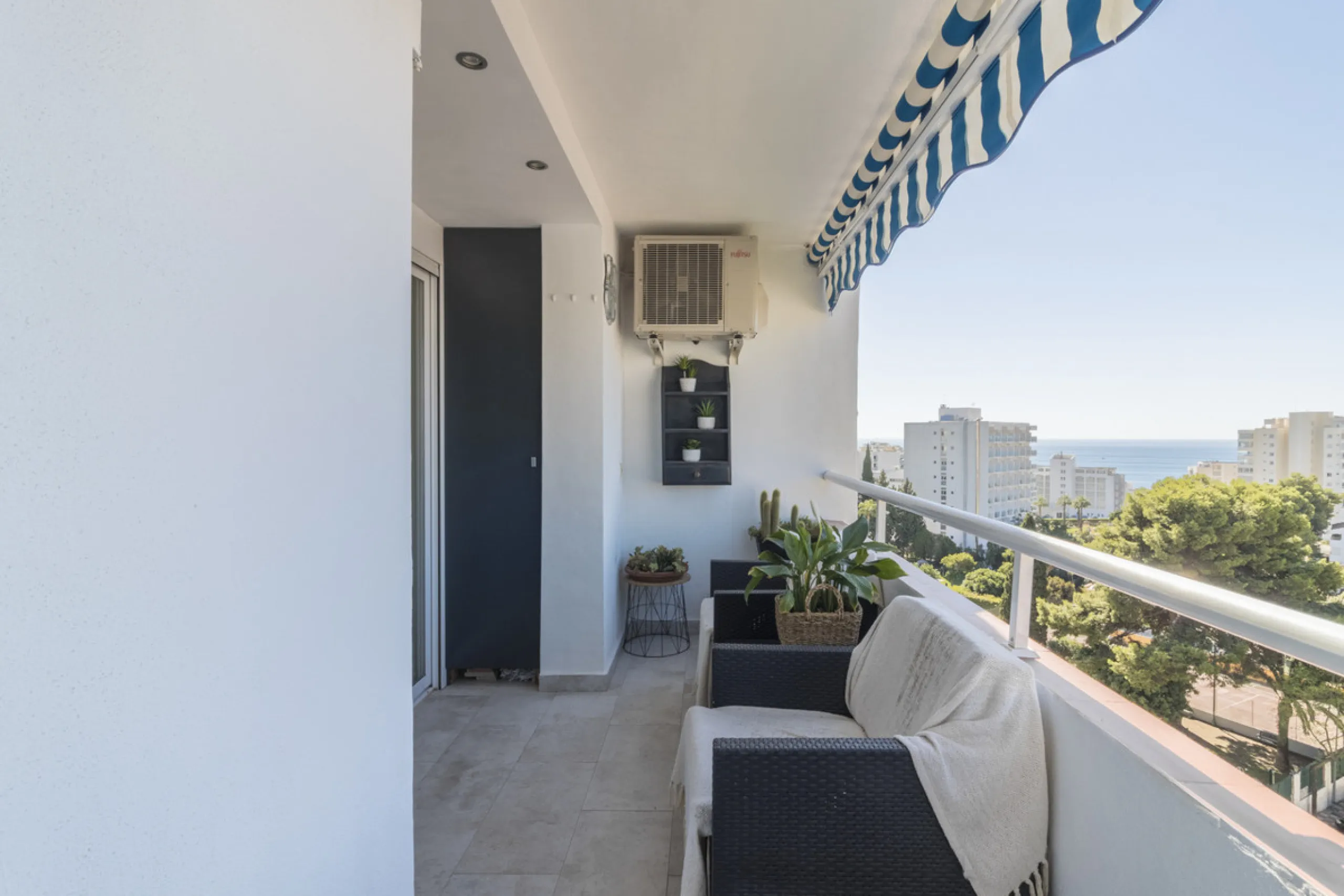 Wonderful apartment for sale, with an excellent location, sea views, surrounded by amenities, and just a few minutes' walk from the beach.