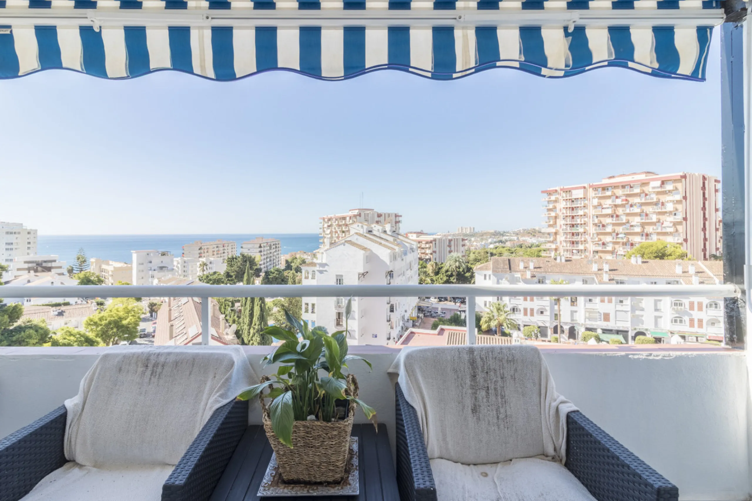 Wonderful apartment for sale, with an excellent location, sea views, surrounded by amenities, and just a few minutes' walk from the beach.