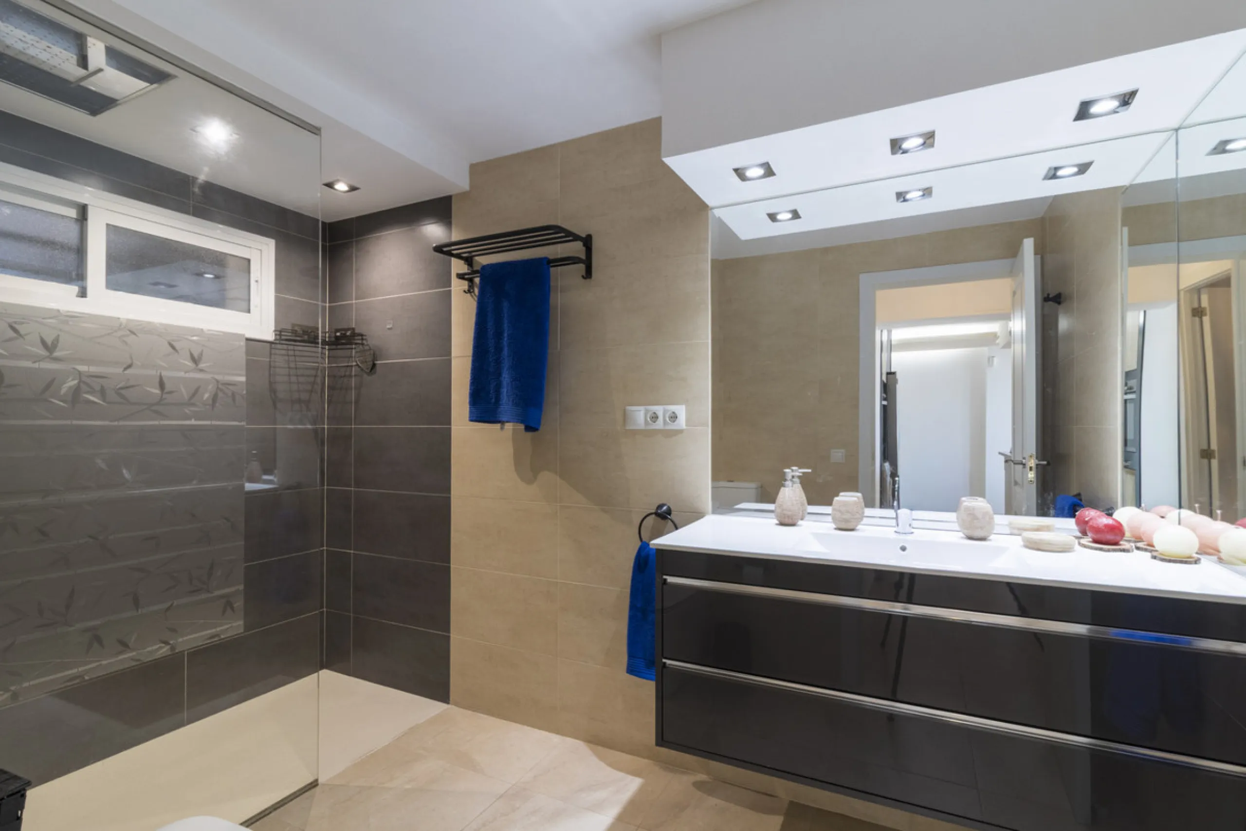 Wonderful apartment for sale, with an excellent location, sea views, surrounded by amenities, and just a few minutes' walk from the beach.