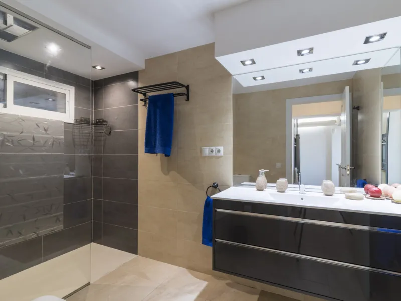 Wonderful apartment for sale, with an excellent location, sea views, surrounded by amenities, and just a few minutes' walk from the beach.