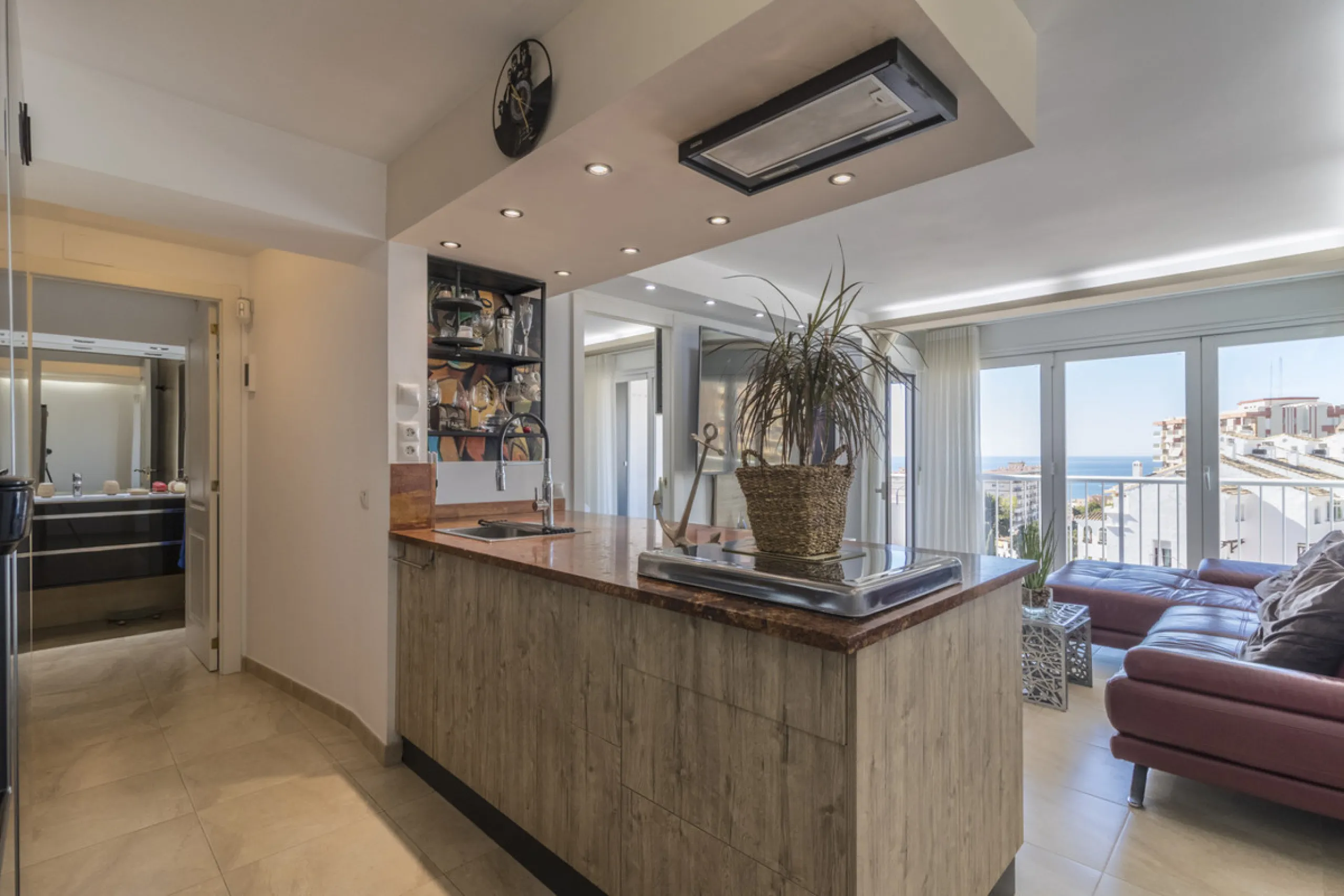 Wonderful apartment for sale, with an excellent location, sea views, surrounded by amenities, and just a few minutes' walk from the beach.