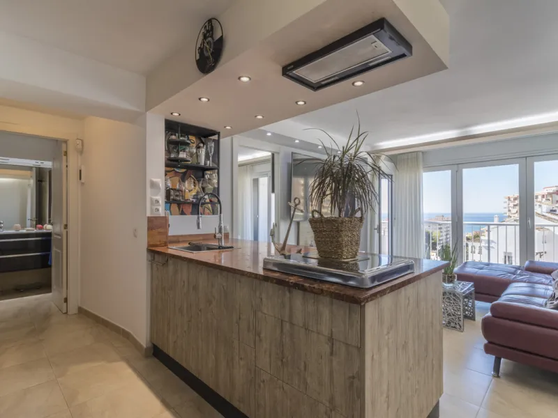 Wonderful apartment for sale, with an excellent location, sea views, surrounded by amenities, and just a few minutes' walk from the beach.