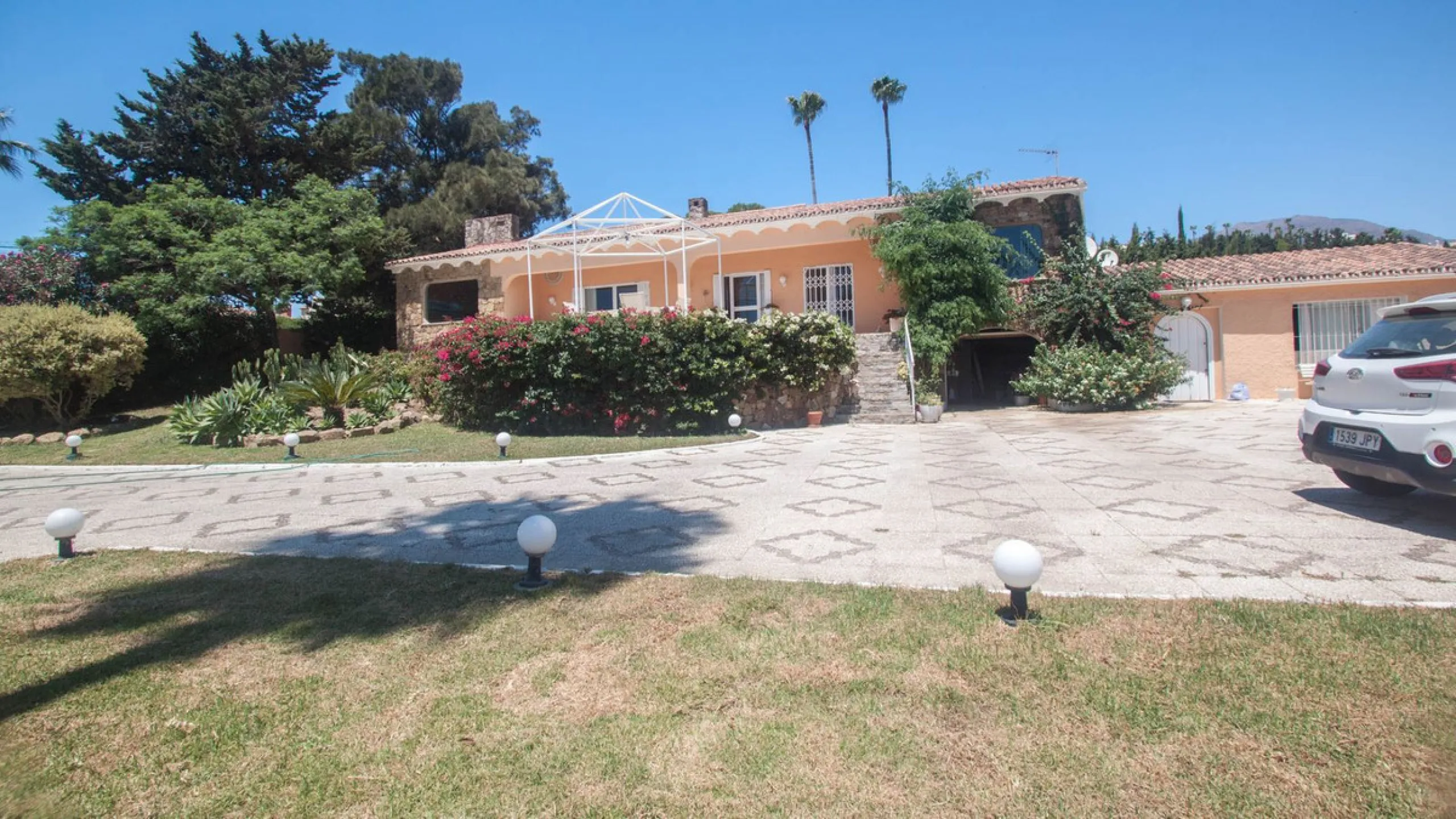 House - Detached Villa в продаже в Estepona, Málaga. В доме 4 спален и 4 ванных комнат. Площадь дома 340 м². Площадь участка 4566 м²