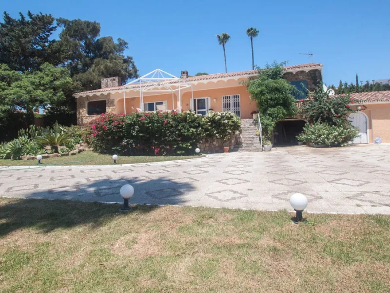 House - Detached Villa в продаже в Estepona, Málaga. В доме 4 спален и 4 ванных комнат. Площадь дома 340 м². Площадь участка 4566 м²