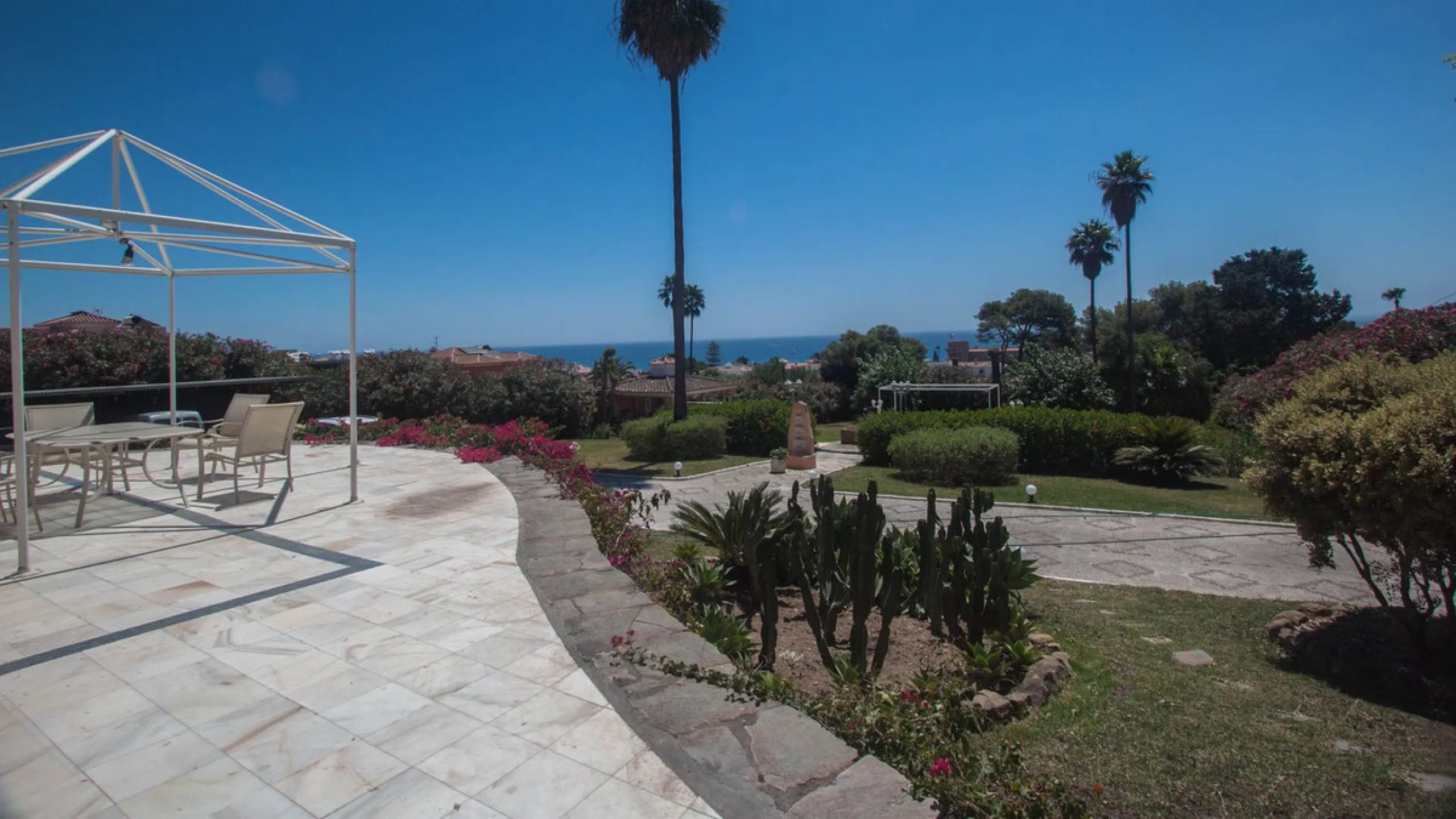 House - Detached Villa в продаже в Estepona, Málaga. В доме 4 спален и 4 ванных комнат. Площадь дома 340 м². Площадь участка 4566 м²