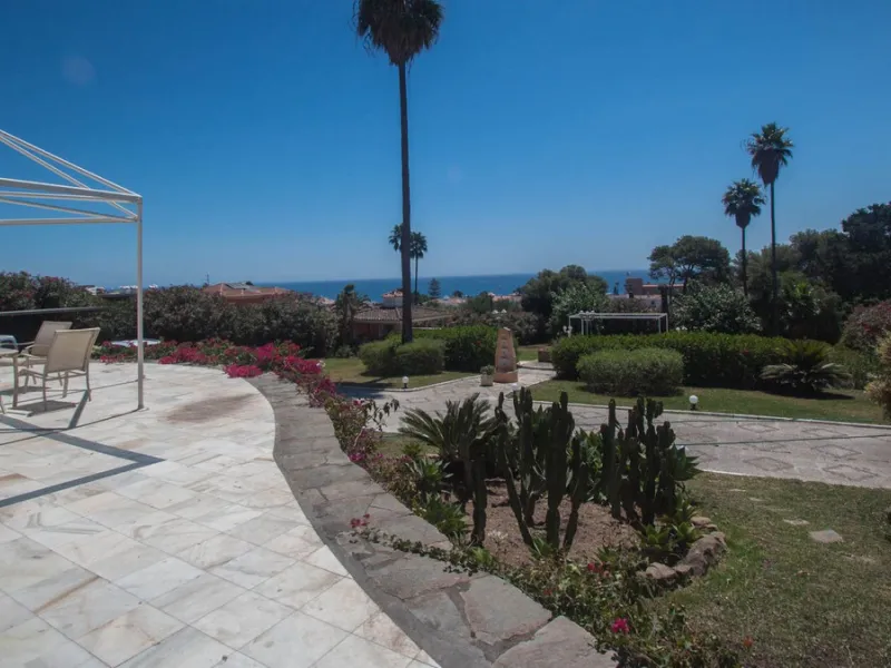 House - Detached Villa в продаже в Estepona, Málaga. В доме 4 спален и 4 ванных комнат. Площадь дома 340 м². Площадь участка 4566 м²