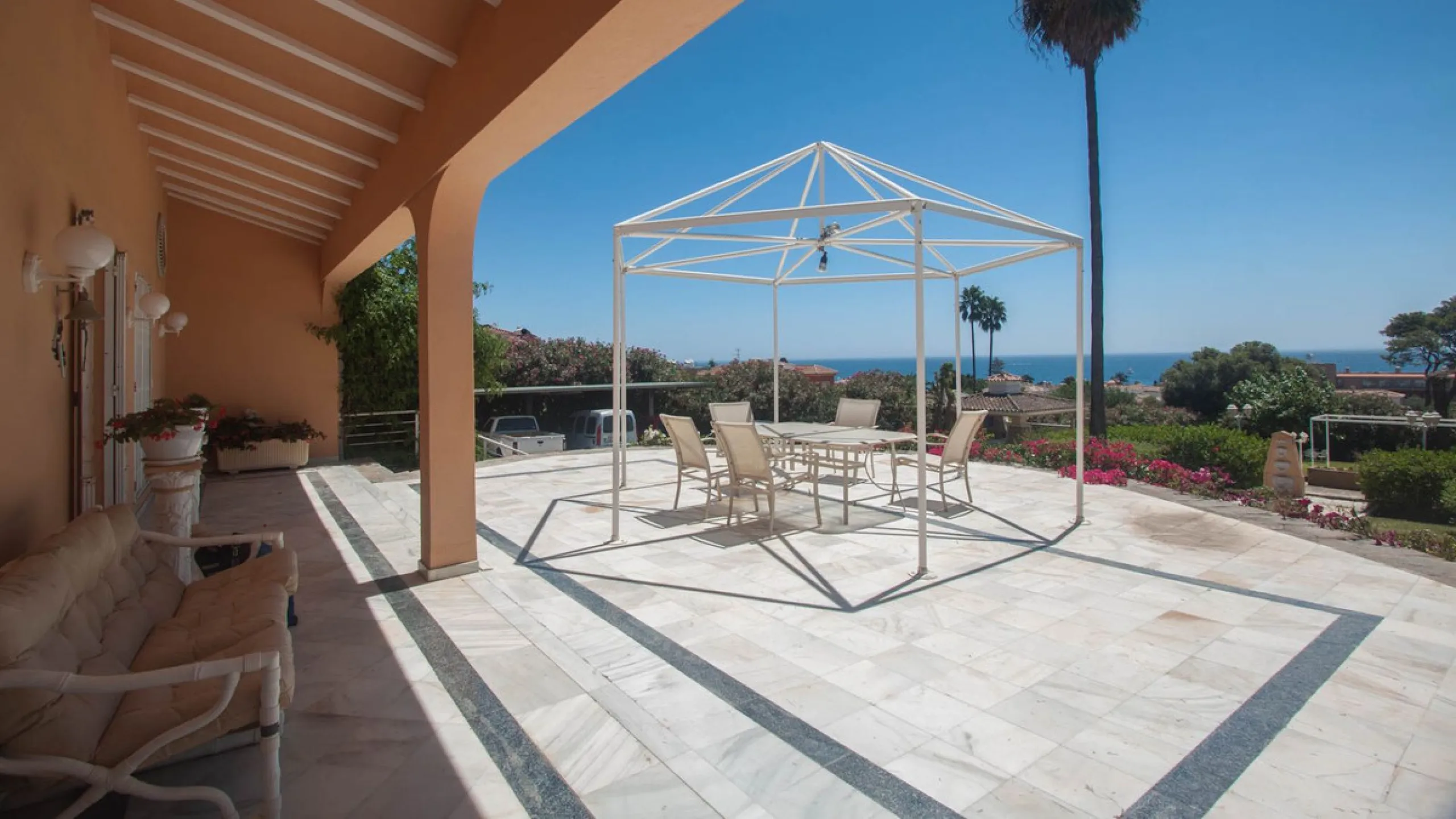 House - Detached Villa в продаже в Estepona, Málaga. В доме 4 спален и 4 ванных комнат. Площадь дома 340 м². Площадь участка 4566 м²