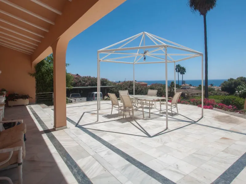 House - Detached Villa в продаже в Estepona, Málaga. В доме 4 спален и 4 ванных комнат. Площадь дома 340 м². Площадь участка 4566 м²