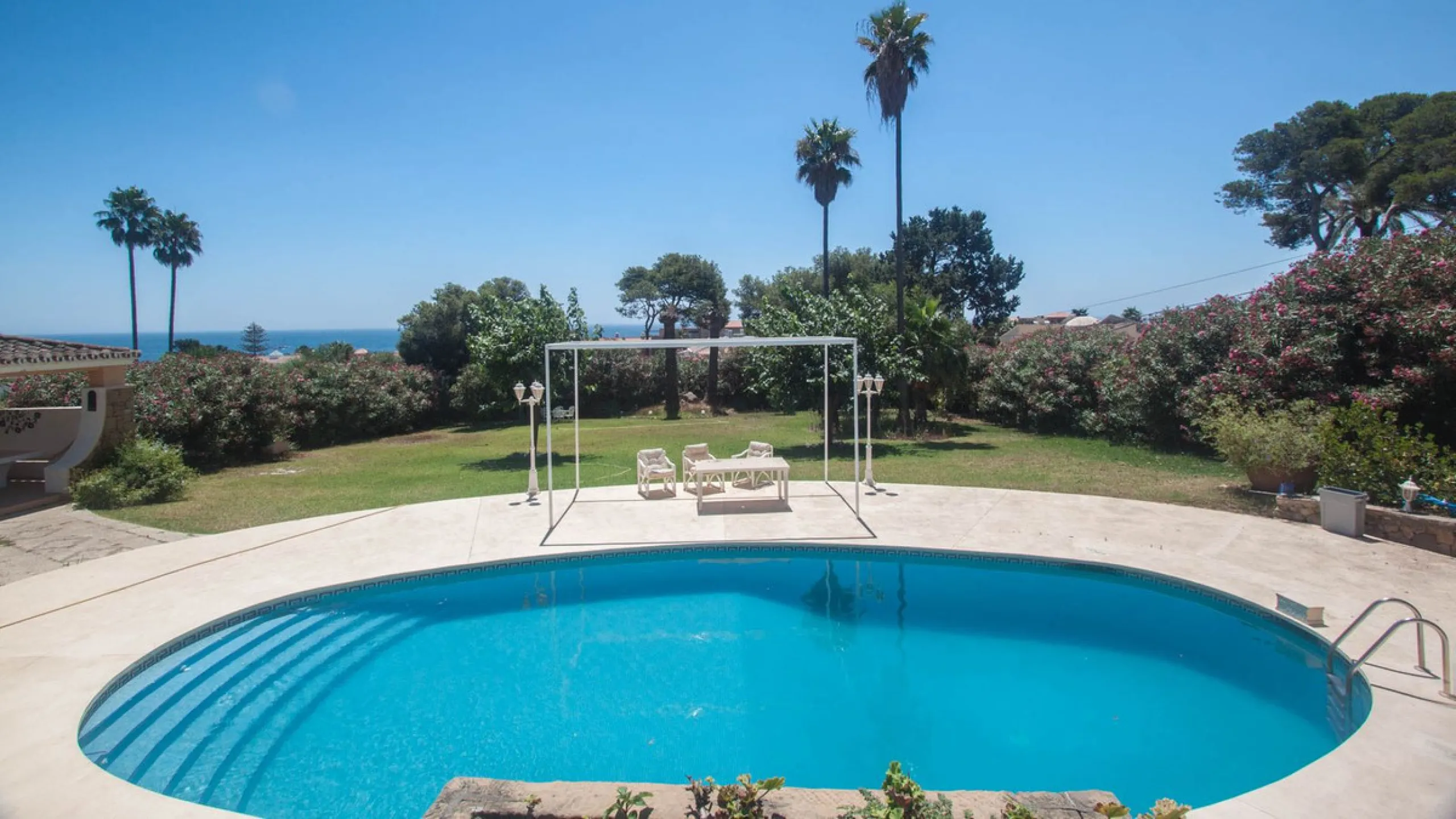 House - Detached Villa в продаже в Estepona, Málaga. В доме 4 спален и 4 ванных комнат. Площадь дома 340 м². Площадь участка 4566 м²