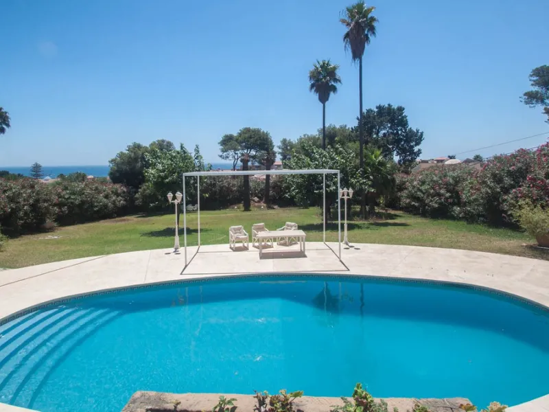 House - Detached Villa в продаже в Estepona, Málaga. В доме 4 спален и 4 ванных комнат. Площадь дома 340 м². Площадь участка 4566 м²