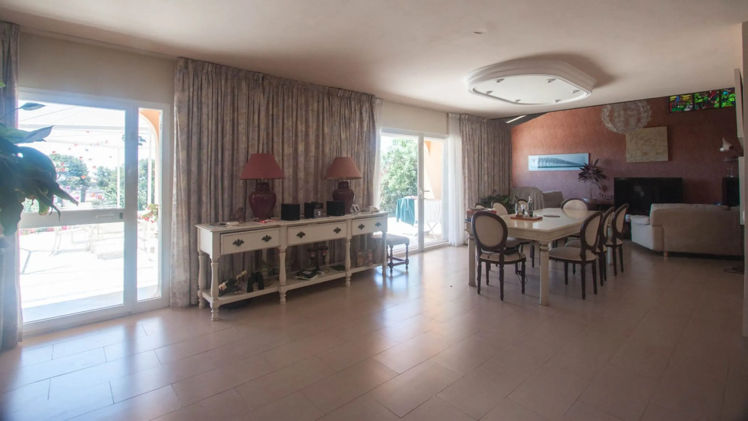 House - Detached Villa в продаже в Estepona, Málaga. В доме 4 спален и 4 ванных комнат. Площадь дома 340 м². Площадь участка 4566 м²