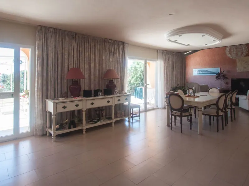 House - Detached Villa в продаже в Estepona, Málaga. В доме 4 спален и 4 ванных комнат. Площадь дома 340 м². Площадь участка 4566 м²