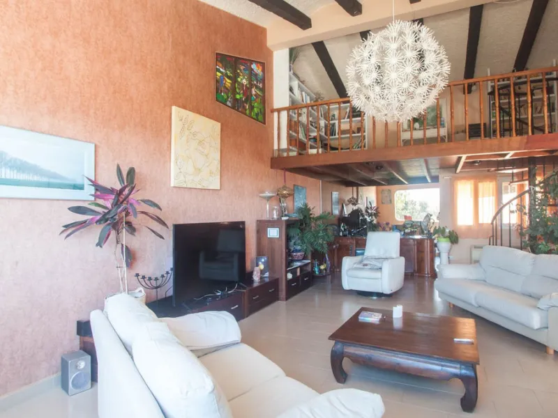 House - Detached Villa в продаже в Estepona, Málaga. В доме 4 спален и 4 ванных комнат. Площадь дома 340 м². Площадь участка 4566 м²