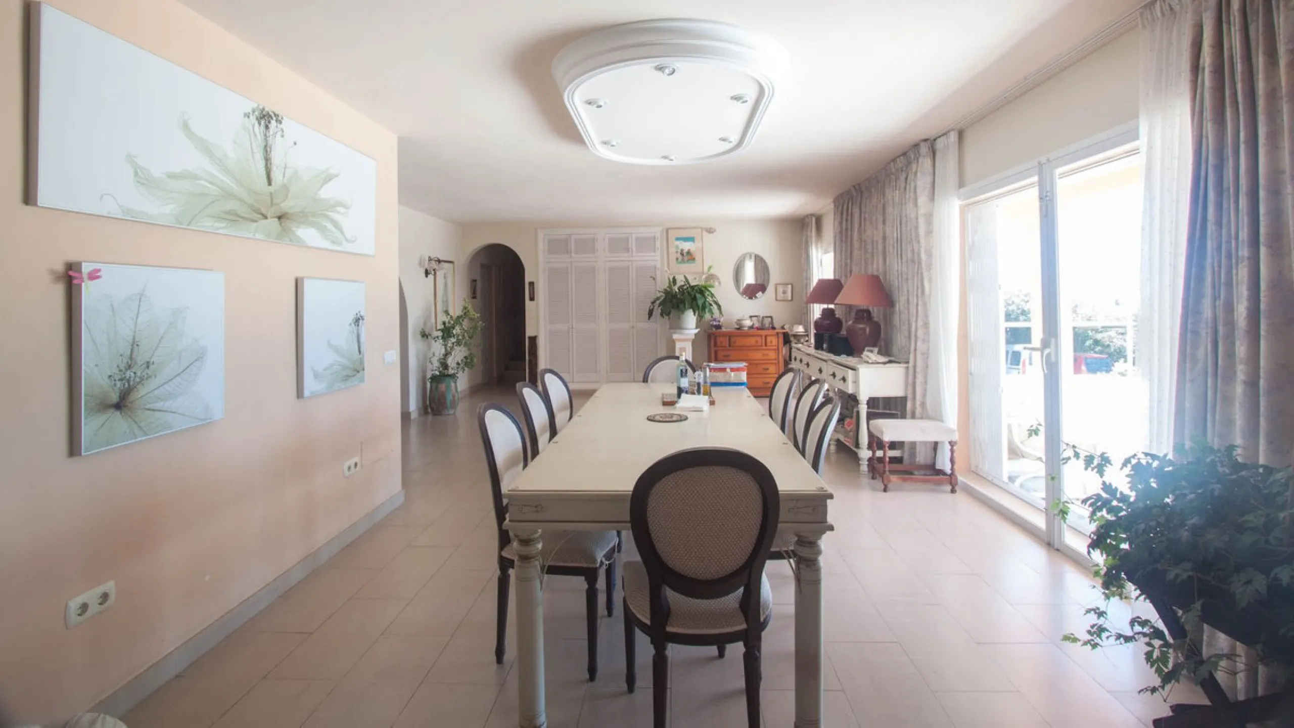 House - Detached Villa в продаже в Estepona, Málaga. В доме 4 спален и 4 ванных комнат. Площадь дома 340 м². Площадь участка 4566 м²