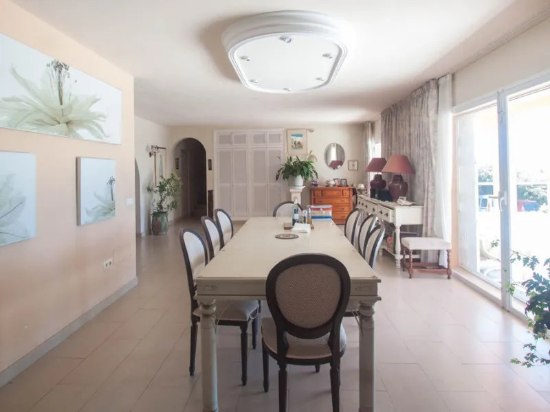 House - Detached Villa в продаже в Estepona, Málaga. В доме 4 спален и 4 ванных комнат. Площадь дома 340 м². Площадь участка 4566 м²