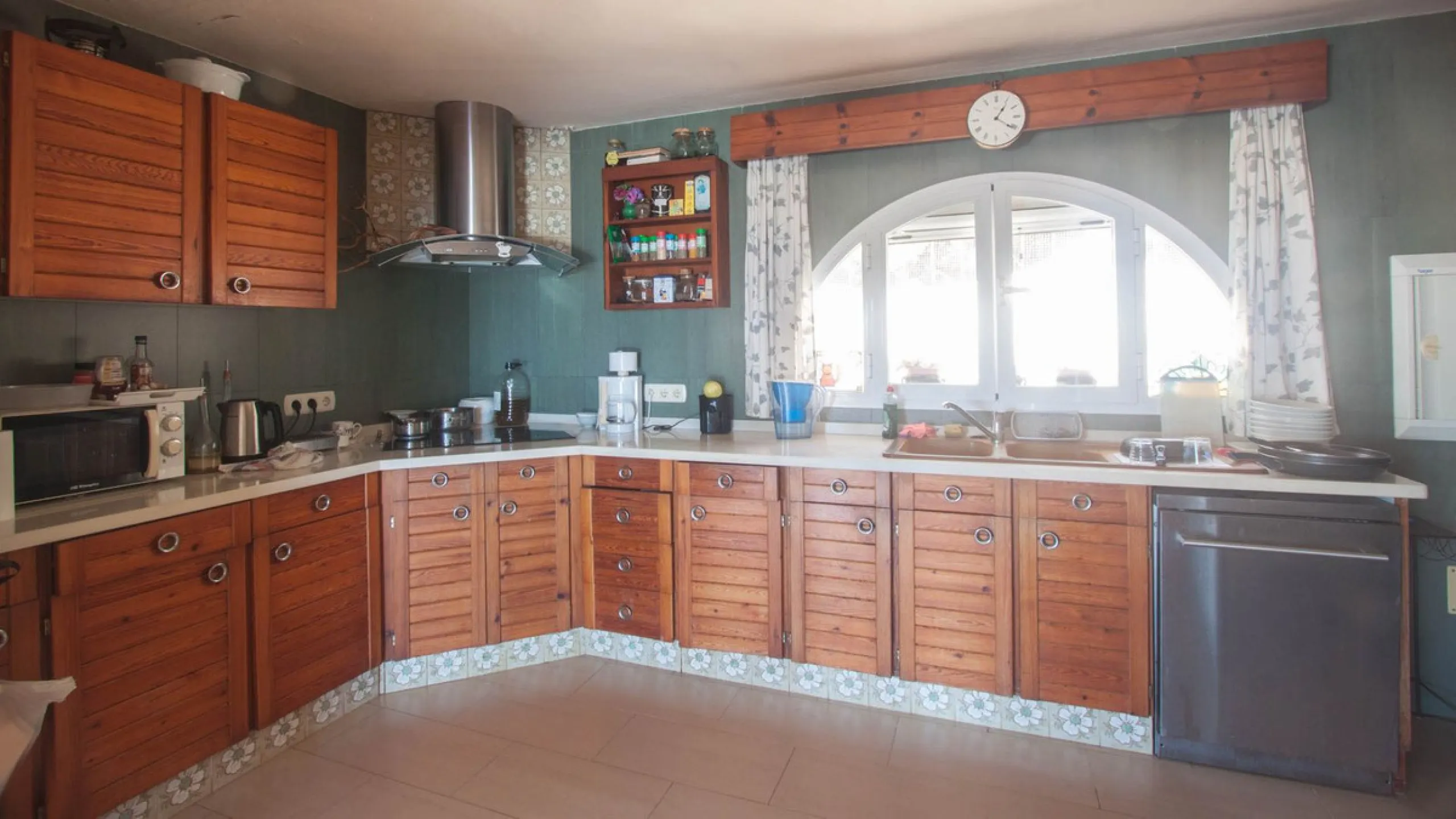 House - Detached Villa в продаже в Estepona, Málaga. В доме 4 спален и 4 ванных комнат. Площадь дома 340 м². Площадь участка 4566 м²