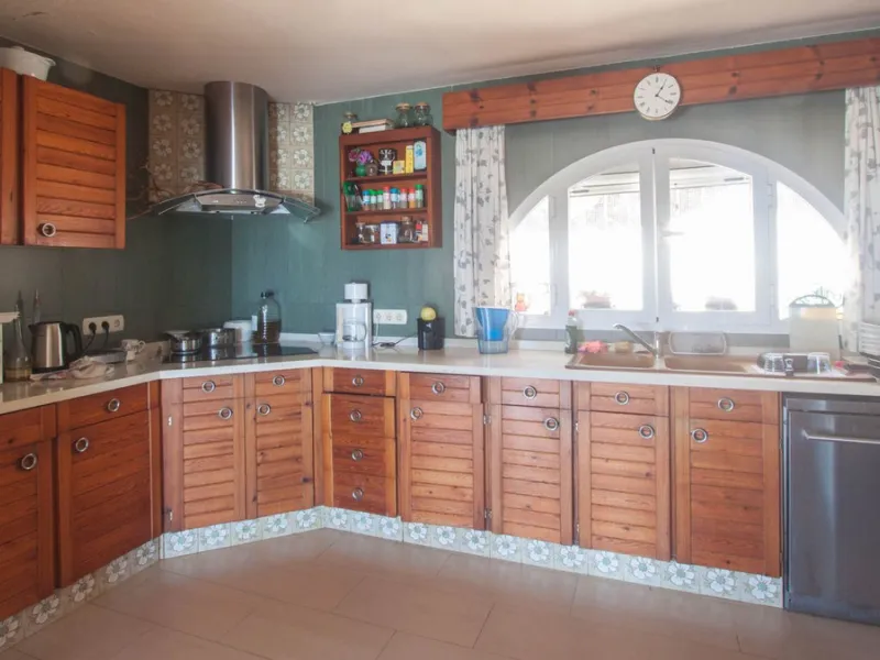 House - Detached Villa в продаже в Estepona, Málaga. В доме 4 спален и 4 ванных комнат. Площадь дома 340 м². Площадь участка 4566 м²