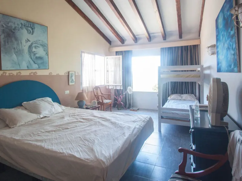 House - Detached Villa в продаже в Estepona, Málaga. В доме 4 спален и 4 ванных комнат. Площадь дома 340 м². Площадь участка 4566 м²