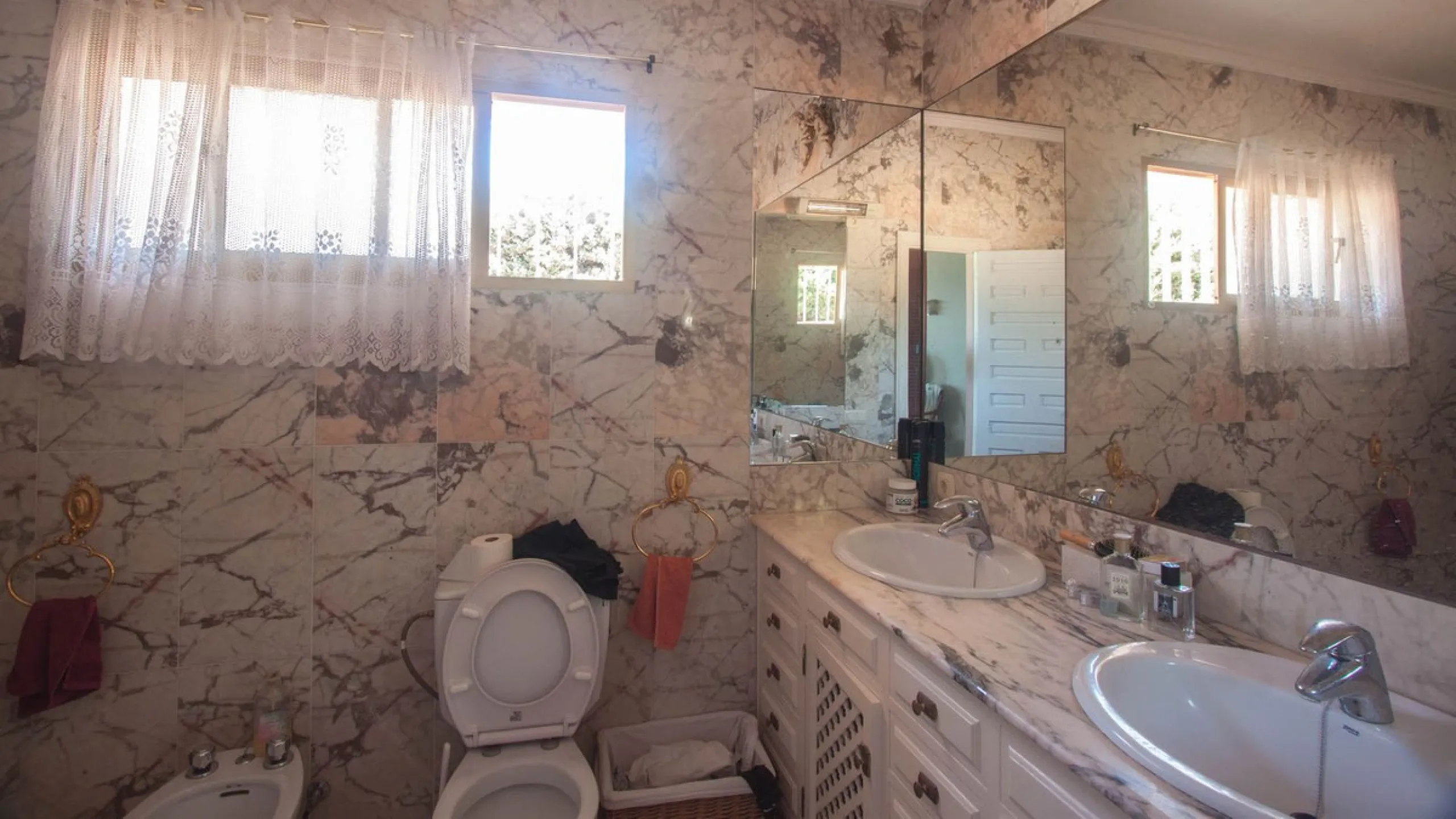 House - Detached Villa в продаже в Estepona, Málaga. В доме 4 спален и 4 ванных комнат. Площадь дома 340 м². Площадь участка 4566 м²