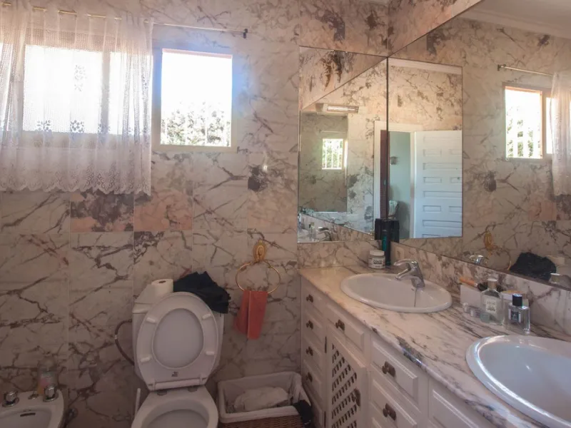 House - Detached Villa в продаже в Estepona, Málaga. В доме 4 спален и 4 ванных комнат. Площадь дома 340 м². Площадь участка 4566 м²