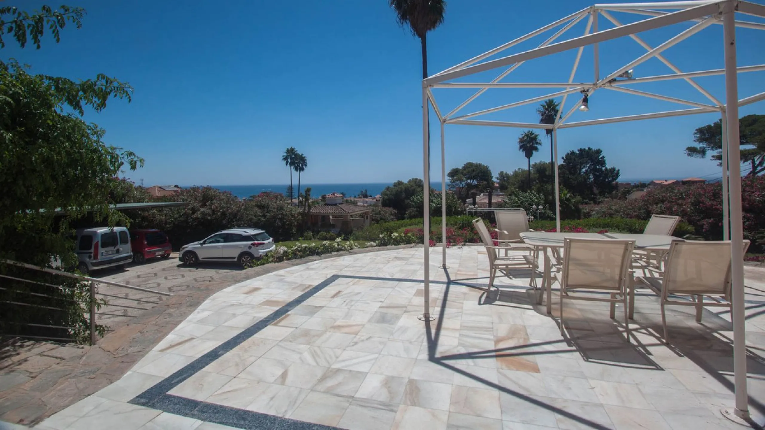 House - Detached Villa в продаже в Estepona, Málaga. В доме 4 спален и 4 ванных комнат. Площадь дома 340 м². Площадь участка 4566 м²