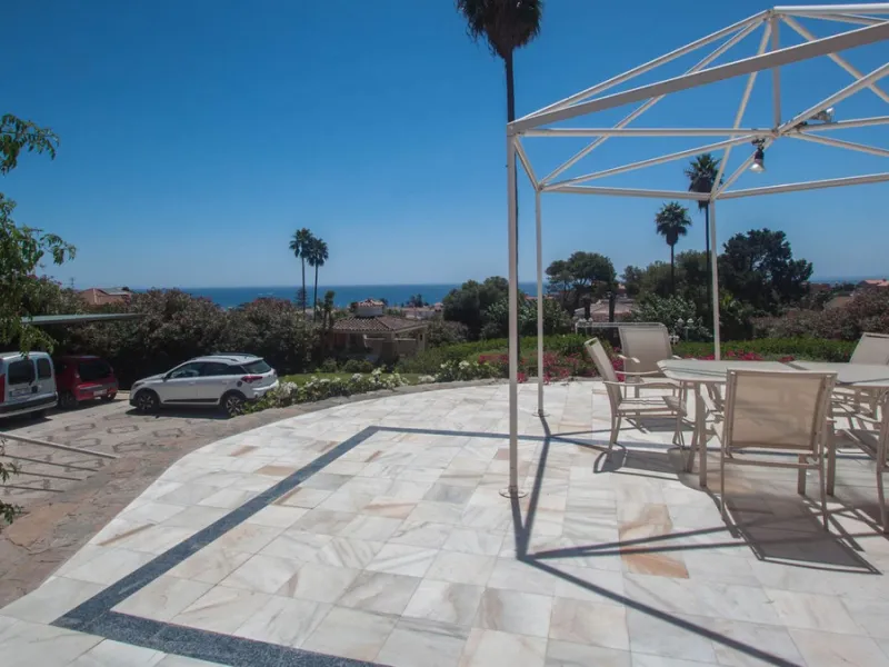 House - Detached Villa в продаже в Estepona, Málaga. В доме 4 спален и 4 ванных комнат. Площадь дома 340 м². Площадь участка 4566 м²
